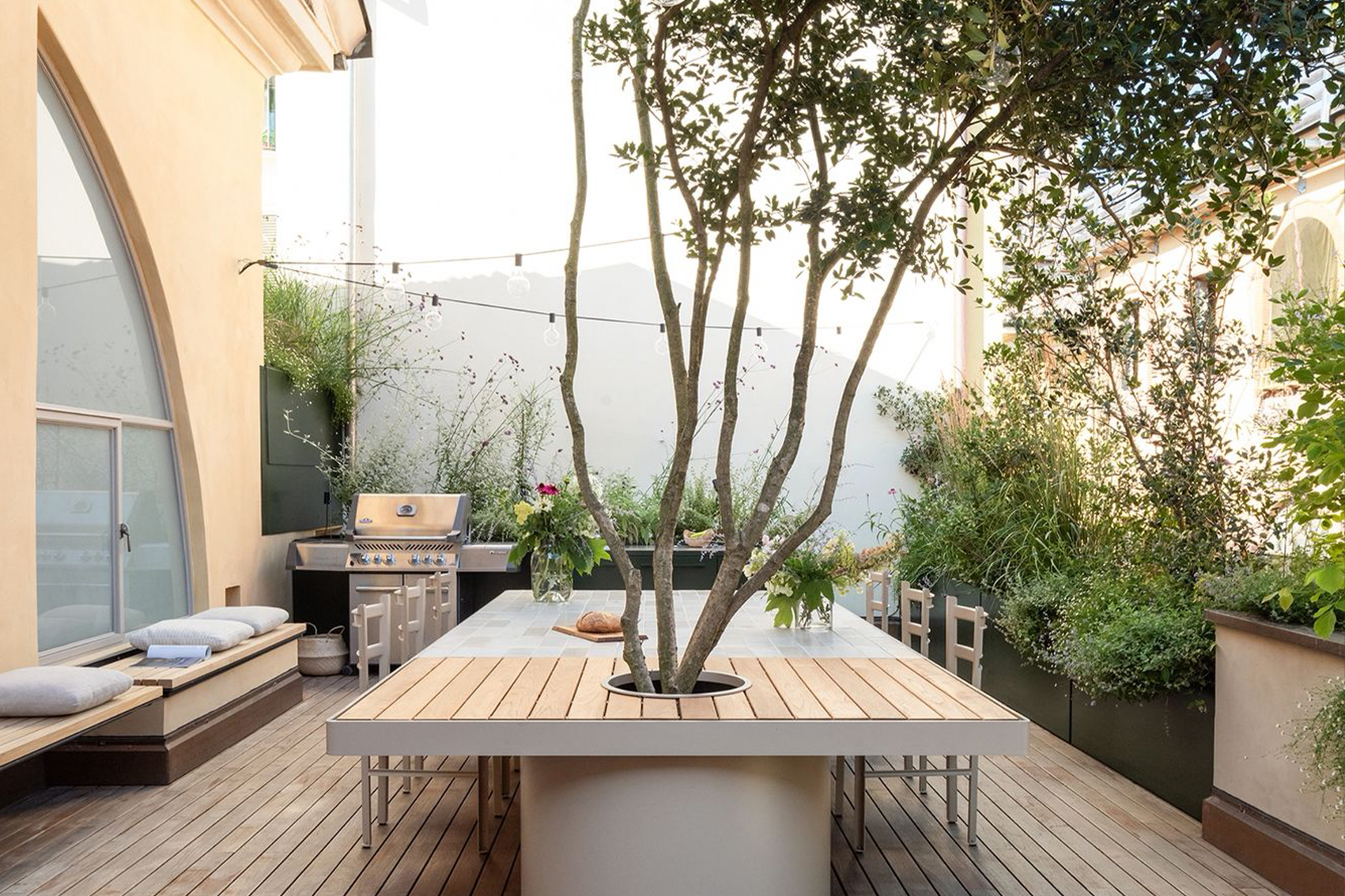 Terrazzo Centro progettazione di terrazzo verde con grandi fioriere perimetrali e arbusti per la privacy realizzazione di terrazza con fioriere su misura e piante ornamentali allestimento di terrazzo con verde strutturale per schermatura e privacy