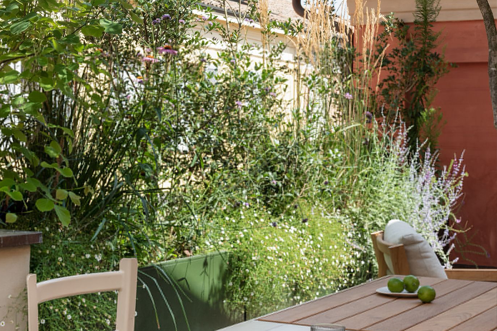 Terrazzo Centro progettazione di terrazzo verde con grandi fioriere perimetrali e arbusti per la privacy realizzazione di terrazza con fioriere su misura e piante ornamentali allestimento di terrazzo con verde strutturale per schermatura e privacy