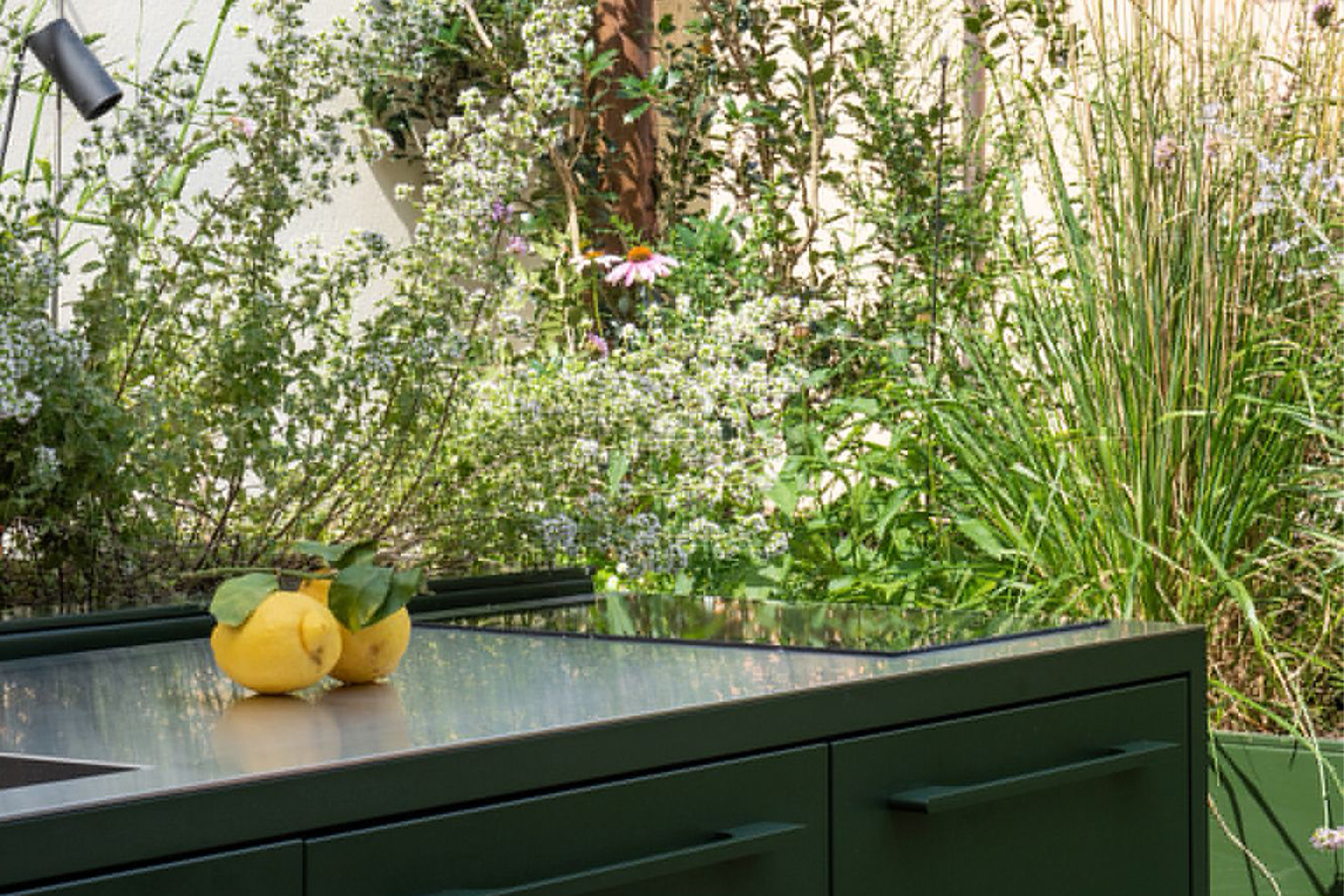 Terrazzo Centro progettazione di terrazzo verde con grandi fioriere perimetrali e arbusti per la privacy realizzazione di terrazza con fioriere su misura e piante ornamentali allestimento di terrazzo con verde strutturale per schermatura e privacy