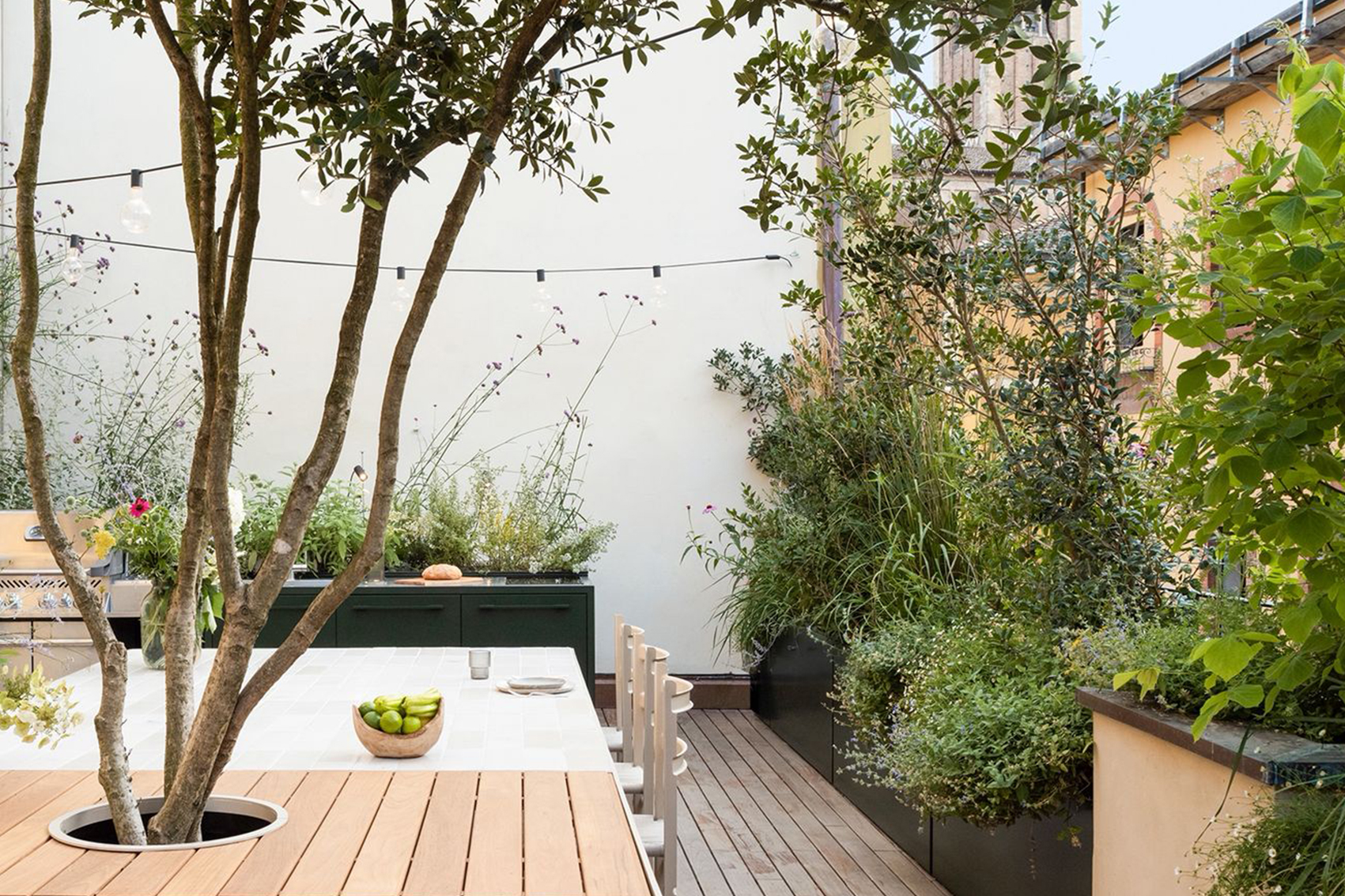 Terrazzo Centro progettazione di terrazzo verde con grandi fioriere perimetrali e arbusti per la privacy realizzazione di terrazza con fioriere su misura e piante ornamentali allestimento di terrazzo con verde strutturale per schermatura e privacy