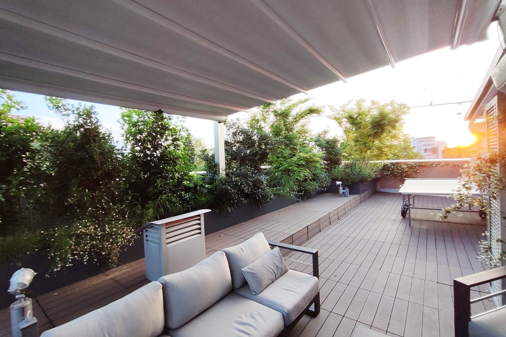 Terrazzo Parma progettazione di terrazzo verde con grandi fioriere perimetrali e arbusti per la privacy realizzazione di terrazza con fioriere su misura e piante ornamentali allestimento di terrazzo con verde strutturale per schermatura e privacy